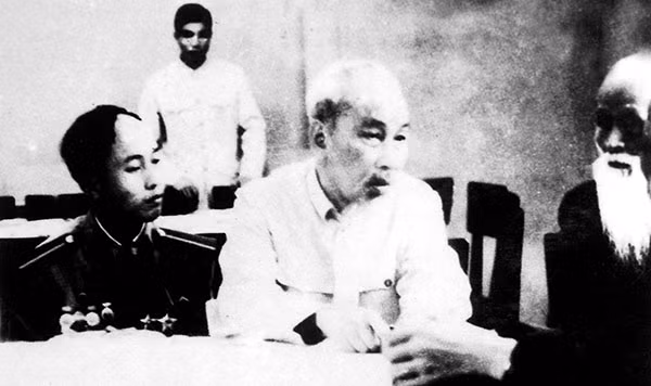 Chủ tịch Hồ Chí Minh nói chuyện thân mật với đồng chí Giàng Páo Ly - một đại biểu trong Hội nghị Chính trị đặc biệt năm 1961. Ảnh: TL.