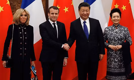 Tổng thống Pháp Macron và Chủ tịch Trung Quốc Tập Cận Bình cùng các phu nhân chụp ảnh lưu niệm.