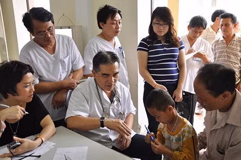 PGS.TS Ngô Văn Toàn thăm hỏi bệnh nhi nghèo tại Nghệ An.