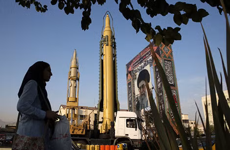 Mô hình tên lửa mới được trưng bày trên đường phố ở Iran. Ảnh: mobile.nytimes.com.