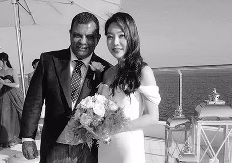 Tony Fernandes và vợ mới cưới trên du thuyền ở Pháp. Tony Fernandes và vợ mới cưới trên du thuyền ở Pháp.