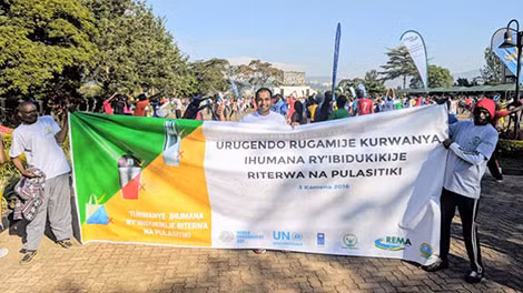 Người dân Rwanda tuần hành kêu gọi cộng đồng chung tay giải quyết tình trạng ô nhiễm do rác thải nhựa gây ra ngày 3-6 vừa qua. Ảnh: newtimes.co.rw.