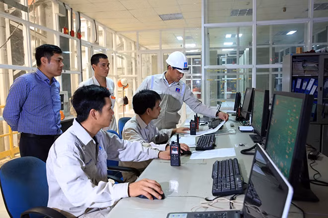 Giám đốc Phạm Văn Vượng (đội mũ) kiểm tra công tác chuẩn bị vận hành phân xưởng điện - hơi. Giám đốc Phạm Văn Vượng (đội mũ) kiểm tra công tác chuẩn bị vận hành phân xưởng điện - hơi.