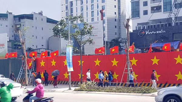 Đường phố Thủ đô tràn ngập sắc đỏ của lá Quốc kỳ cùng biểu ngữ Việt Nam vô địch. Đường phố Thủ đô tràn ngập sắc đỏ của lá Quốc kỳ cùng biểu ngữ Việt Nam vô địch.