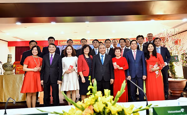 Đồng chí Nguyễn Xuân Phúc - Uỷ viên Bộ Chính trị, Thủ tướng Chính phủ cùng Lãnh đạo NHNN, Đảng ủy Khối DNTW chụp hình lưu niệm cùng Ban Lãnh đạo Vietcombank