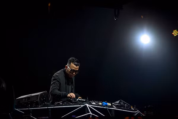 DJ chơi nhạc trong chương trình.
