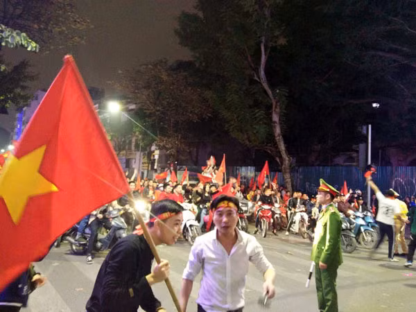 Lực lượng Công an TP Hà Nội sẵn sàng chuẩn bị các phương án đảm bảo ANTT cho trận đấu bóng đá của U23 Việt Nam. Lực lượng Công an TP Hà Nội sẵn sàng chuẩn bị các phương án đảm bảo ANTT cho trận đấu bóng đá của U23 Việt Nam.