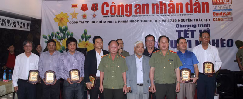 Thiếu tướng Nguyễn Thanh Nam và Đại tá Trần Kim Thẩm trao kỷ niệm chương của chương trình cho các đơn vị, cá nhân gắn bó với "Tết vì người nghèo" trong 15 năm qua