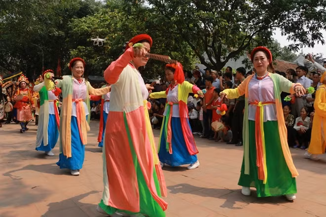 Những màn múa truyền thống trong Lễ hội Đền Đô.