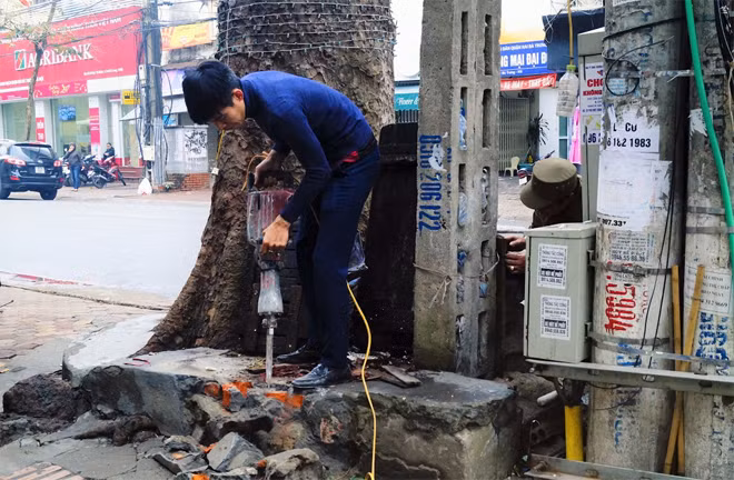 Cơ quan chức năng dùng khoan bê tông để lấy lại “vỉa hè” cho người đi bộ