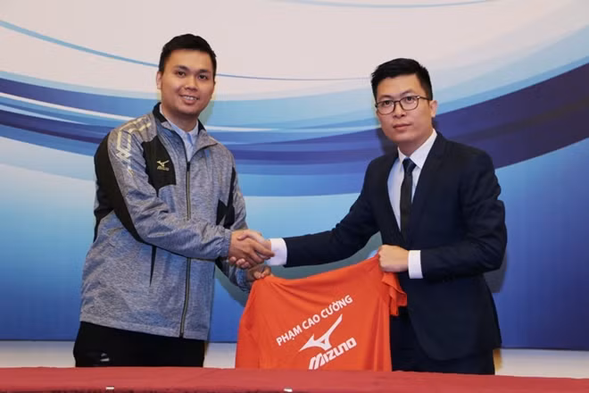Ông Tống Đức Thuận, Chủ tịch HĐQT Công ty Cổ phần Midomax Việt Nam, Nhà Phân phối độc quyền của Mizuno tại Việt Nam trao áo thương hiệu Mizuno cho VĐV Phạm Cao Cường