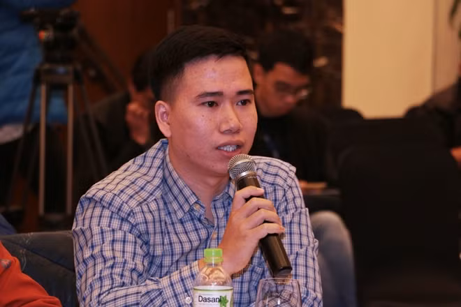 Các phóng viên đưa ra những câu hỏi cho đại diện thương hiệu thể thao Mizuno.