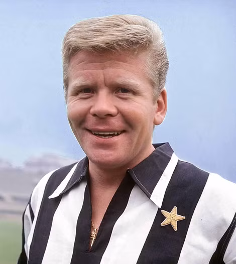 Áo đầu tiên của Juventus có biểu tượng ngôi sao. Áo đầu tiên của Juventus có biểu tượng ngôi sao.