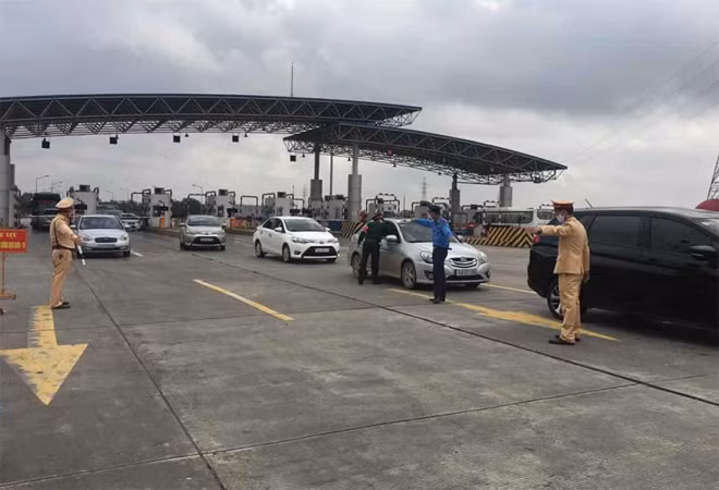 Bắt đầu từ 25/3, TP Hải Phòng triển khai 6 chốt kiểm soát tại các cửa ngõ thực hiện các biện pháp kiểm tra y tế đối với tất cả trường đi vào thành phố. Bắt đầu từ 25/3, TP Hải Phòng triển khai 6 chốt kiểm soát tại các cửa ngõ thực hiện các biện pháp kiểm tra y tế đối với tất cả trường đi vào thành phố.