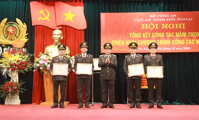Thứ trưởng Bùi Văn Nam trao Bằng khen của Bộ Công an tặng 4 tập thể.