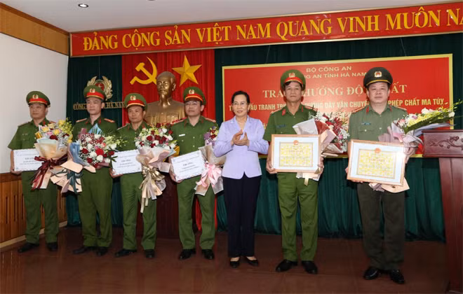 Đồng chí Lê Thị Thủy, Bí thư Tỉnh ủy Tỉnh Hà Nam trao Bằng khen và thưởng đột xuất cho các tập thể, cá nhân có thành tích xuất sắc trong cao điểm trấn áp tội phạm.