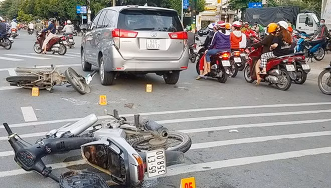 Một vụ cướp giật trốn chạy gây tai nạn giao thông.