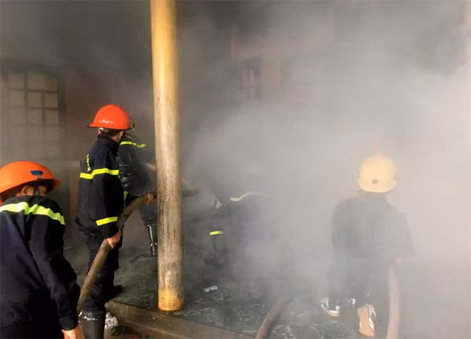Lực lượng Cảnh sát PCCC đã kịp thời dập tắt đám cháy.