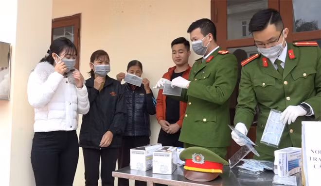 Lực lượng Công an phát khẩu tranh miễn phí cho người dân.