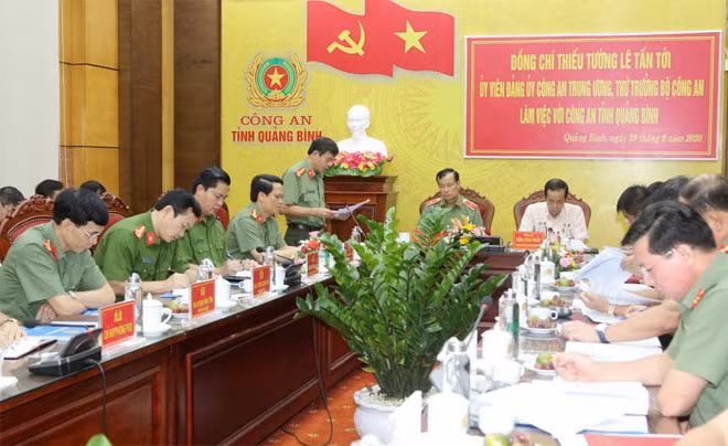 Đồng chí Đại tá Nguyễn Tiến Nam - Ủy viên Ban Thường vụ Tỉnh ủy, Giám đốc Công an tỉnh báo cáo kết quả công tác Công an 9 tháng đầu năm.