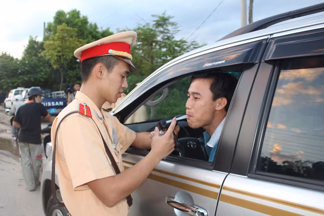 Cảnh sát giao thông kiểm tra nồng độ cồn người điều khiển phương tiện.