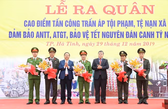 Lãnh đạo tỉnh tặng hoa chúc mừng và thưởng ban chuyên án.