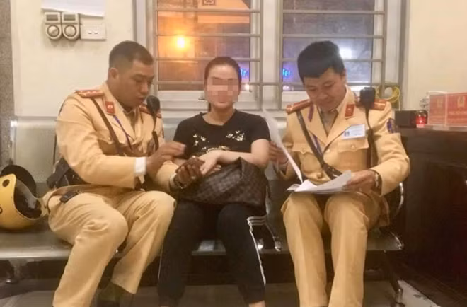 Đại úy Nguyễn Mạnh Dũng và Trung úy Cấn Xuân Ánh động viên, khuyên nhủ chị N.T.M.T..