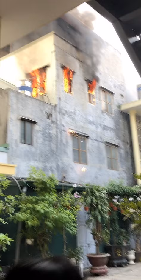 Đám cháy bùng phát dữ dội trên tầng 3 của căn nhà.