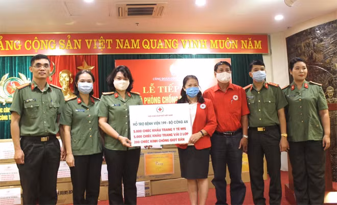 Đại tá Ngô Hoài Thu và đại diện BCH Công đoàn CAND tiếp nhận số trang thiết bị phòng chống dịch ủng hộ Bệnh viện 199 do bà Nguyễn Thị Xuân Thu, Chủ tịch Trung ương Hội chữ thập đỏ Việt Nam trao tặng.