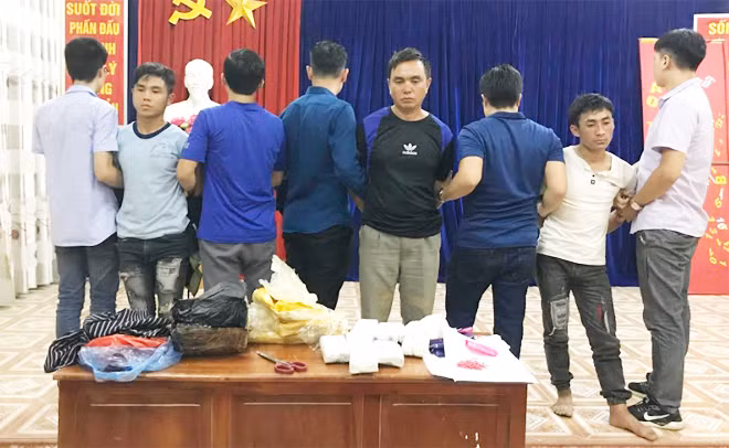 Các đối tượng và tang vật 18.000 viên ma túy tổng hợp.