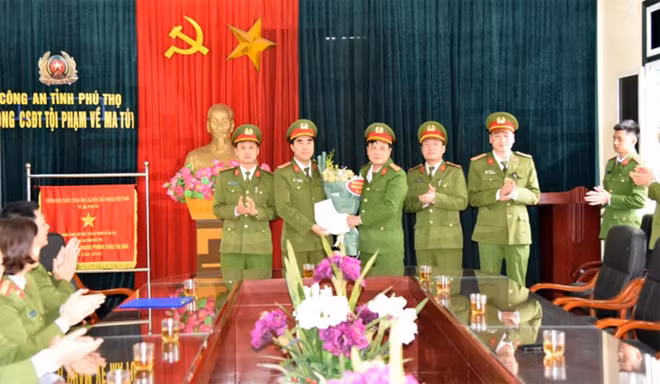 Ban giám đốc Công an tỉnh Phú Thọ khen thưởng lãnh đạo, cán bộ chiến sỹ Phòng CSĐT tội phạm về ma túy Công an tỉnh Phú Thọ. Ban giám đốc Công an tỉnh Phú Thọ khen thưởng lãnh đạo, cán bộ chiến sỹ Phòng CSĐT tội phạm về ma túy Công an tỉnh Phú Thọ.