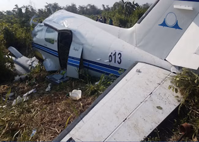 Máy bay chở ma túy ở đường băng trong rừng La Mosquitia bị đặc nhiệm Honduras phá hủy.