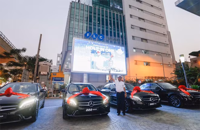 Niềm vui của golfer Trần Huy Cương khi được trao tận tay 4 chiếc xe Mercedes.