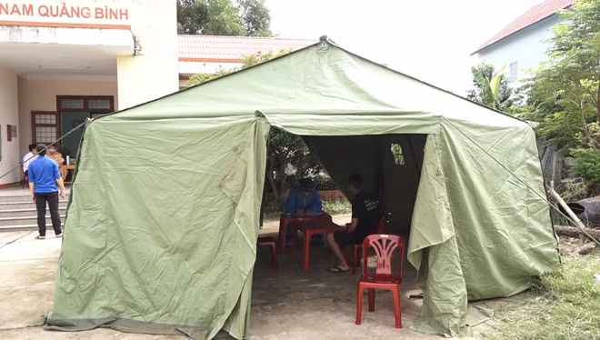 Nhà bạt được dựng lên để làm các thủ tục khai báo lịch trình và y tế theo quy định.