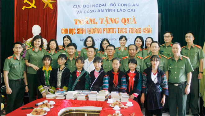 Tặng quà học sinh trường THCS bán trú xã Trung Chải, thị xã Sapa, tỉnh Lào Cai.