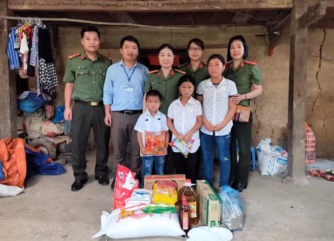 Hội Phụ nữ Thanh tra Công an tỉnh trao tặng quà tại xã Tùng Vài.