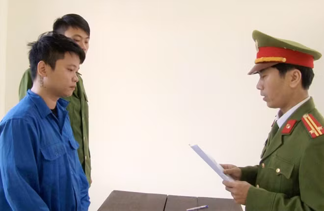 Công an Thành phố Huế đọc quyết định bắt giam Hoàng Minh Sơn về hành vi cho vay nặng lãi.