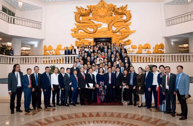Amway Việt Nam vinh dự là một trong 85 DN tiêu biểu tham gia buổi gặp mặt và báo cáo trực tiếp trước Ủy viên Bộ Chính trị, Phó thủ tướng Chính phủ kiêm Bộ trưởng Bộ Ngoại giao Việt Nam - ông Phạm Bình Minh.