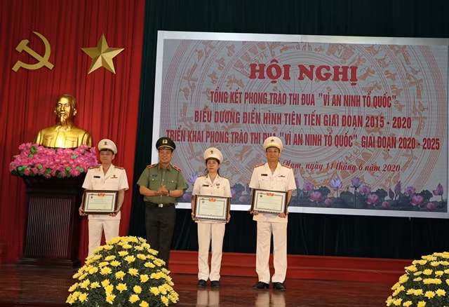 Thứ trưởng Lê Tấn Tới trao danh hiệu Chiến sĩ thi đua toàn lực lượng cho các cá nhân xuất sắc
