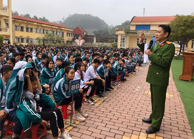 Buổi tuyên truyền tại trường THCS Quang Trung, TP Yên Bái.