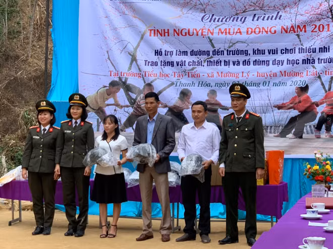 Đoàn tình nguyện trao quà, dụng cụ phục vụ giảng dạy cho các thầy cô giáo.