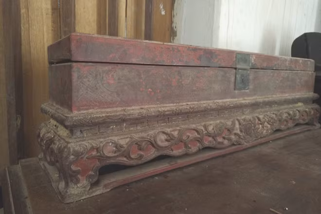 Chiếc hộp đựng sắc phong của dòng họ Hà Công.