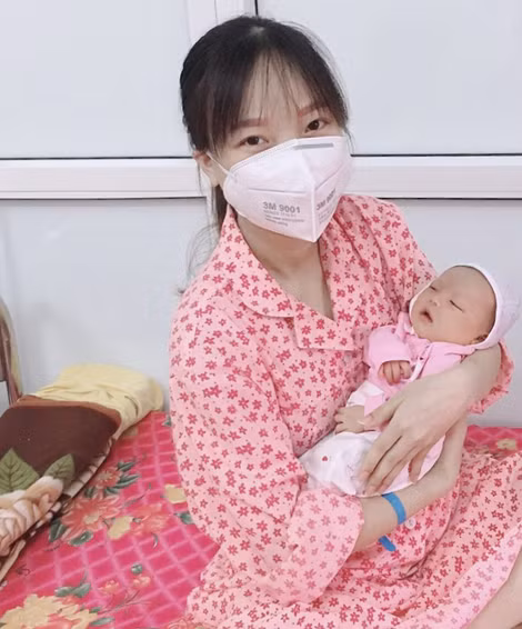 Mẹ con sản phụ N.T.H. trong khu cách ly của Bệnh viện Đa khoa huyện Thạch Thất (Hà Nội). Ảnh chụp chiều 9/3.