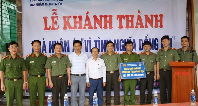 Bàn giao nhà tình nghĩa cho cán bộ có hoàn cảnh khó khăn.