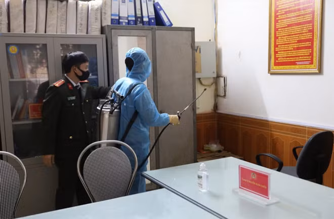 Phun thuốc khử trùng tại các trụ sở.