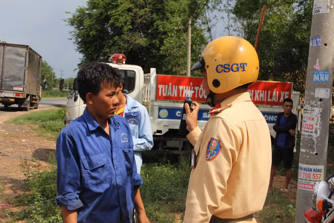 Cán bộ Cảnh sát giao thông kiểm tra nồng độ cồn người tham gia giao thông.