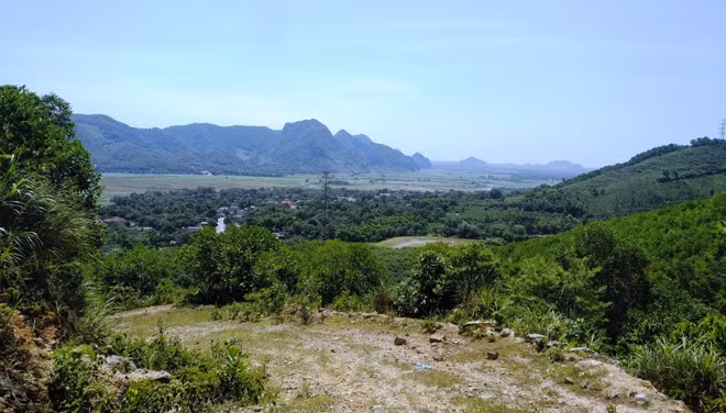 Núi Miềng, nhìn từ đồi Bái Tranh.