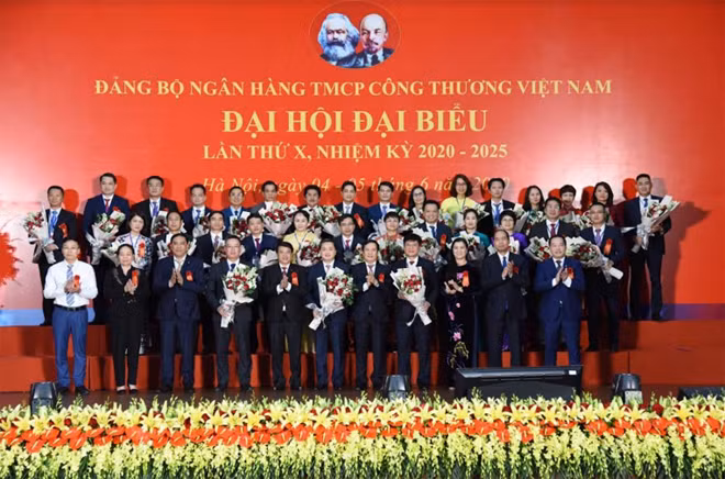 Đồng chí Y Thanh Hà Niê Kđăm - Ủy viên Dự khuyết BCH TW Đảng, Bí thư Đảng ủy Khối DNTW, cùng các đồng chí Lãnh đạo tặng hoa chúc mừng BCH Đảng bộ NHCT Việt Nam khóa X.