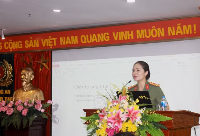 Trung tá Công Thanh Thảo, Phó Chủ tịch phụ trách Công đoàn CAND khai mạc buổi tập huấn.