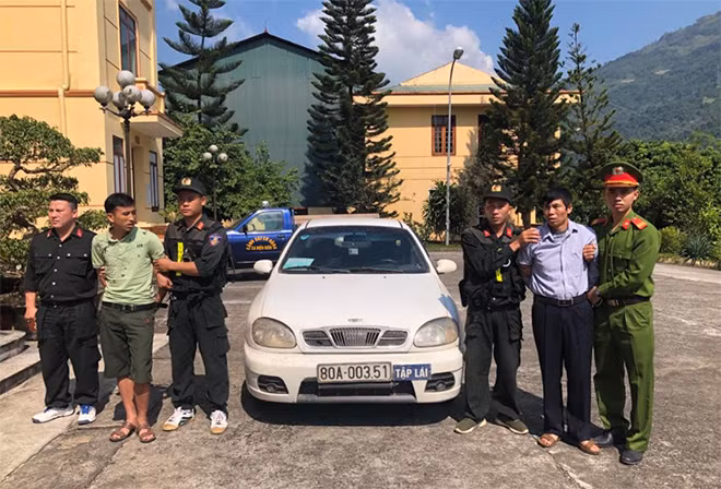 Hờ A Dà và Phạm Minh Châu cùng chiếc xe tang vật.